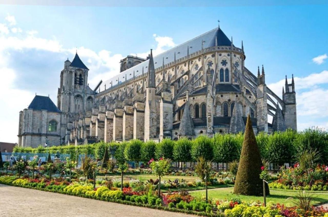 Calme Et Au Coeur Du Centre Historique Apartment Bourges Exterior photo